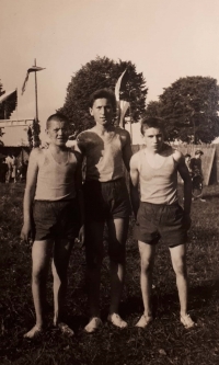 Marcel Miček (vpravo) a spolužiaci ako cvičenci spartakiády, Svit 1959