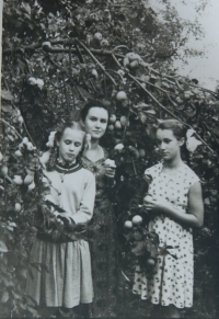 Na zahradě, 1959