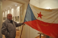 Václav Herout s praporem československé brigády Jana Žižky z Trocnova