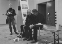 Zleva sedící: Jaroslav Dvořák a Pavel Šmíd na vernisáži výstavy, Kolín 2000