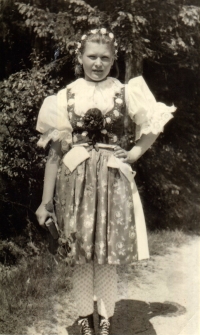 Oldřiška Mikundová-Bártková when she was about ten years old (around 1955)
