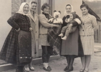 Křtiny Petra, syna pamětnice v dubnu 1963 – ačkoli se jako učitelka za komunistického režimu musela formálně víry zříci, ve skutečnosti se jí nikdy nevzdala