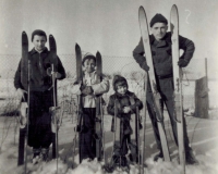 Rut Kolínská se staršími sourozenci, 1958