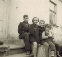 Rut Kolínská se staršími sourozenci na faře v Horní Krupé 