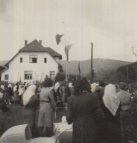 Nacisté popravili Oldřicha Šimurdu na elektrickém sloupu vedle obchodu s potravinami, který provozoval, jeho tělo zde nechali dva dny viset pro výstrahu ostatním, kteří by se chtěli zapojit do pomoci partyzánům