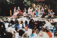 Soubor Perumos na festivalu Východná na Slovensku v roce 1987 (Kristýna Gorolová druhá zleva v bílém šátku, vedle ní vpravo dcery Terezka a Kristýna)