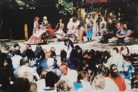 Soubor Perumos na festivalu Východná na Slovensku v roce 1987 (Kristýna Gorolová druhá zleva v bílém šátku, vedle ní vpravo dcery Terezka a Kristýna)