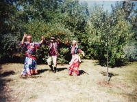 Kristýna Gorolová v romském tradičním oblečení v Praze na Vítkově s manželem a se sestrou Agnesou (asi rok 2002)