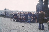 Společné fotografování undergroundové komunity na Karlově mostě, polovina 70. let 