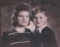 Václav Hora pětiletý s maminkou, Plzeň, 1942