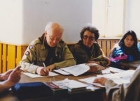 František Vondráček v orlovské myslivně. Vedle něj sedí jeho pravá ruka, Jiřina Jirásková. 15. června 1996