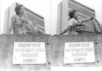 Hana Mahlerová se svojí životní kamarádkou - kolegyní ve fotokomoře, 1981