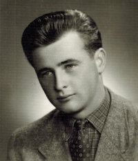 Josef Horký krátce po dosáhnutí plnoletosti v roce 1957