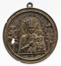 Střepinou proseknutý medailon s ikonou „Černé madony čenstochovské“