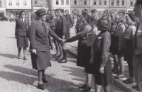 Olive Baden-Powellová, manželka zakladatele skautského hnutí, při setkání s místními skauty. Pořízeno v tehdejším Německém Brodě. V pozadí je na snímku i pamětníkův bratr Zdeněk Vondráček (skautská přezdívka Akéla)
