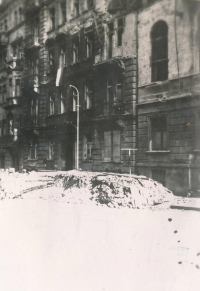 Dům, kde bydleli Štifterovi (Římská 43, Praha - Vinohrady) po náletu 14. února 1945