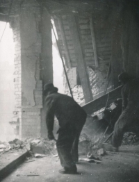 Dům, kde bydleli Štifterovi (Římská 43, Praha - Vinohrady) po náletu 14. února 1945