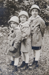 Zleva Antonín, Anděla a Václav Roubíkovi, 1925  