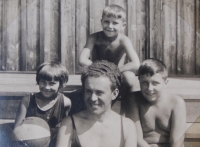 With her uncle Jenda and brothers in 1928 