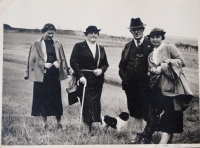 Anděla Kostlivá from the left, Mrs. Herinková, grandfather Hošťálek with his wife Vlastička in 1937