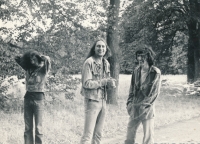 Na cestě do Postupic, zleva: Zdeněk Vokatý zvaný Londýn, Pavel Zajíček a Ivo Pospíšil, polovina 70. let