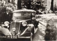 František Slavíček s automobilem, se kterým jezdil u Löw-Beerů