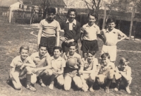 Házenkářský klub Vřeskovice (1948). Pamětník vlevo dole