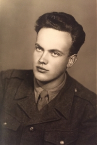 Zdeněk Vondráček (narozen r. 1929), v době vojenské služby u PTP