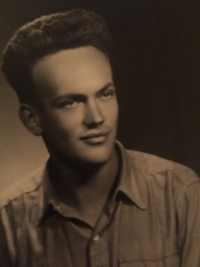 Bohoslovec Zdeněk Vondráček byl v dubnu 1950 spolu s dalšími kněžími internován do broumovského kláštera, kde tajně složil premonstrátský slib a přijal řeholní jméno Leo.