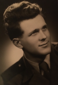 František Vondráček v době, kdy sloužil v PTP (1952–1954)
