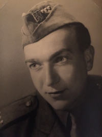 Strýc Oldřich Maršík z Čejova u Humpolce, který se údajně v roce 1950 pokusil překročit státní hranice Československa. Byl odsouzen k šesti rokům odnětí svobody a svůj trest si odpykával na uranových dolech u Příbrami