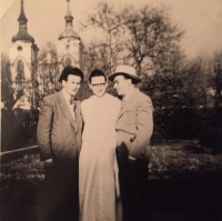 Zleva František Vondráček s Janem Riškem a strýcem Oldřichem Maršíkem v zahradách premonstrátského želivského kláštera. V pozadí kostel Narození Panny Marie