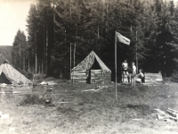 První tábor, kterého se František Vondráček (dřepící) účastnil, se konal pod Vojslavicemi v létě 1945. „Na stavbu stanů jsme použili vojenské plachty, které tu zbyly ve skladu po Němcích,“ vzpomíná František.