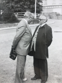 Želivský opat a po několik let profesor humpoleckého gymnázia B. V. Tajovský spolu s profesorem Knautem, Humpolec, červen 1978