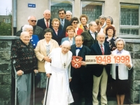 Třídní sraz maturantů se svým bývalým pedagogem a želivským opatem B. V. Tajovským. Na snímku je i pamětníkova manželka Růžena Vondráčková, Humpolec, rok 1998