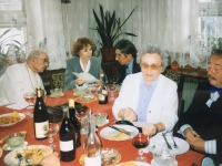 Opat Bohumil Vít Tajovský se svými bývalými studenty z reálného gymnázia Humpolec v roce 1998