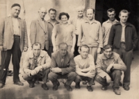 Václav Kulhánek (nahoře třetí zprava) jako dělník v Prefě Veselí nad Lužnicí v roce 1963