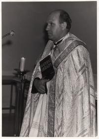 Václav Kulhánek jako kněz při svatebním obřadu v roce 1977