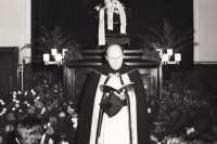 Václav Kulhánek jako kněz na pohřbu ve starém českobudějovickém krematoriu v roce 1976