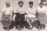 Zleva bratr Jiří Černý, Jindřiška Dlasková, její švagrová Eliška a maminka Marie, 1962

