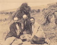 Otec Jindřich Černý (uprostřed) se sousedy myslivci a ulovenou srnou v době před druhou světovou válkou