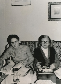 Jana Hybášková s babičkou Alžbětou Kurkovou na silvestra 1981