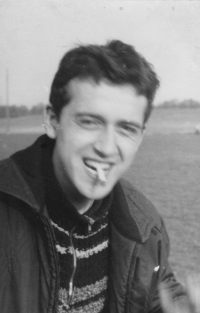 Miloš s cigaretou, 1964