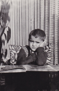 Malý Miloš u knihy, doma 1953