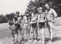 Tábor Bratrství; skautský oddíl s vedoucím a učitelem J. Nohejlem 