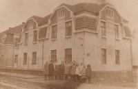 Maminka Eliška Vondráčková, roz. Maršíková (čtvrtá zprava), v době učení u Marie Šelepové, dámské krejčové v Humpolci na dnešní Jihlavské ulici