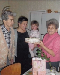 Manžel Jan, dcera Jana, vnučka Ela, Helena Šebestová, rodinná oslava, 2011