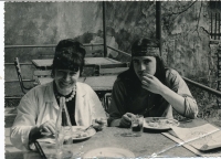 Mejla Hlavsa s maminkou Iva Pospíšila v hospodě Na Zavadilce, Praha-Klukovice, první polovina 70. let 