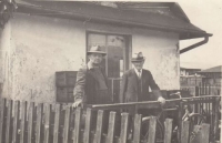 Otec pamětnice Jan Kovář a jeho nevlastní otec Jan Ric, Jablůnka, 60. léta