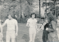 Momentka z fotbalového utkání kapely The Plastic People of the Universe, zleva: Josef Vondruška zvaný Vaťák, Ivo Pospíšil a Jiří Kabeš, polovina 70. let